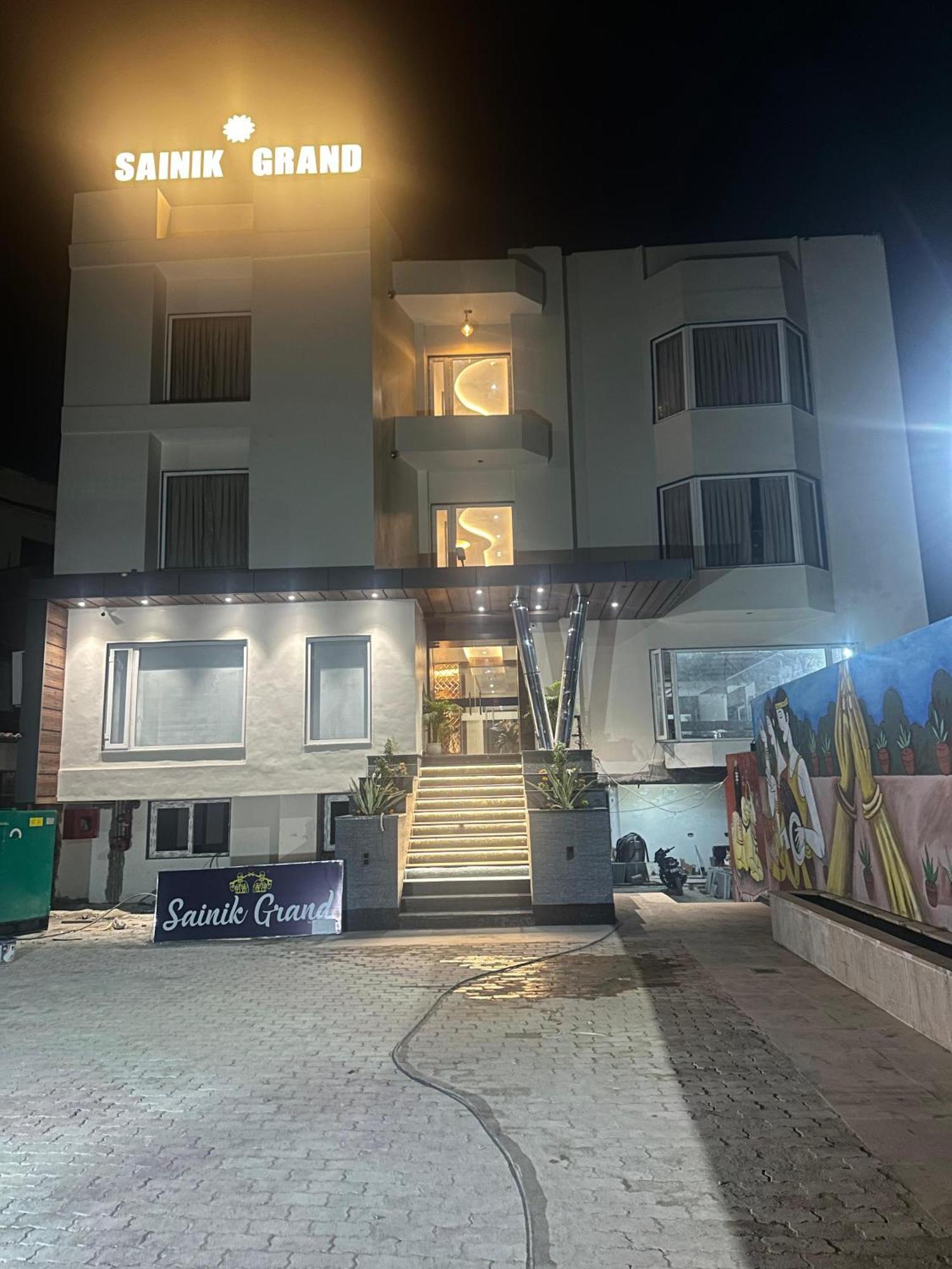 Hotel Sainik Grand 瓦拉纳西 外观 照片