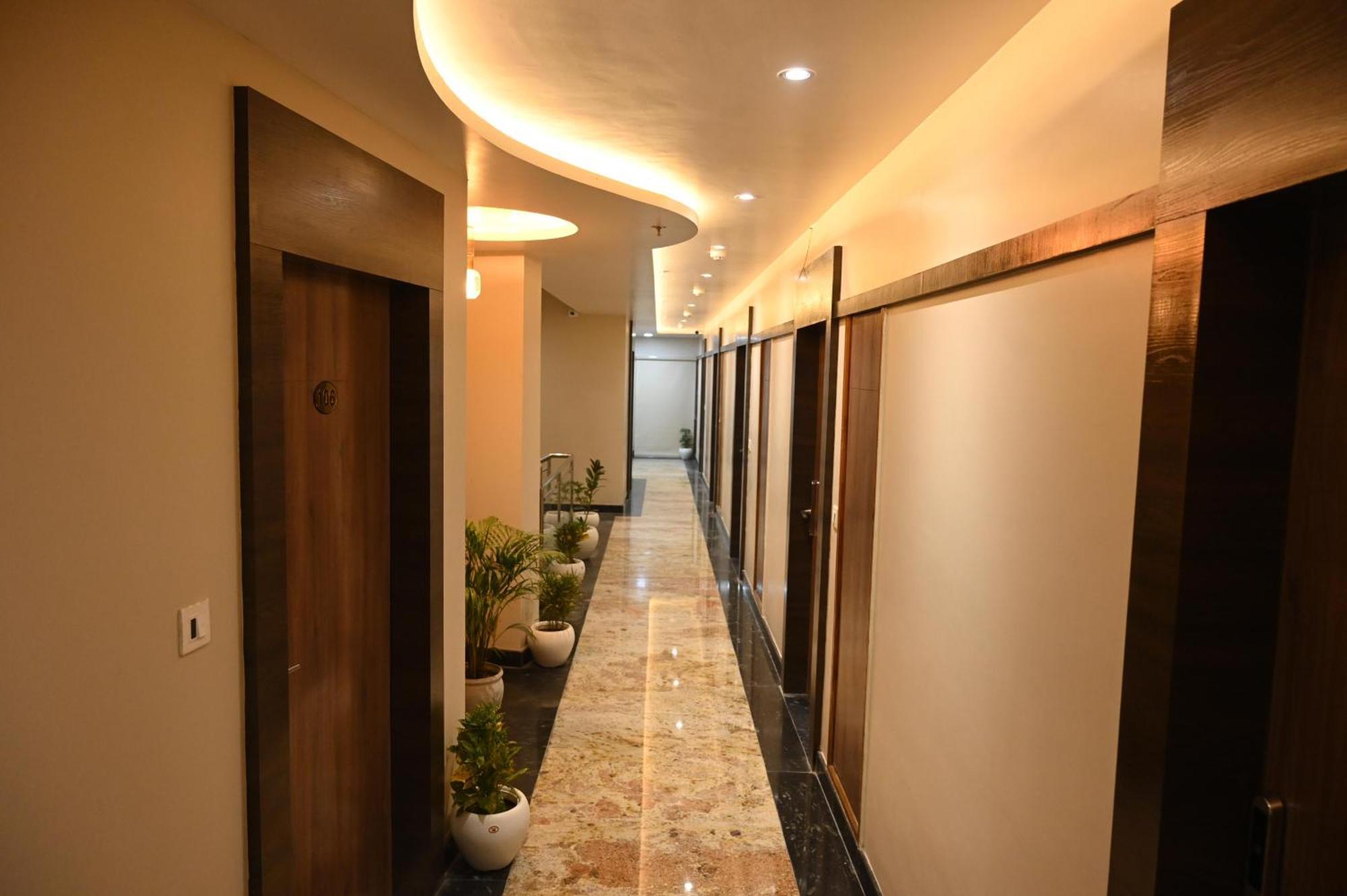 Hotel Sainik Grand 瓦拉纳西 外观 照片