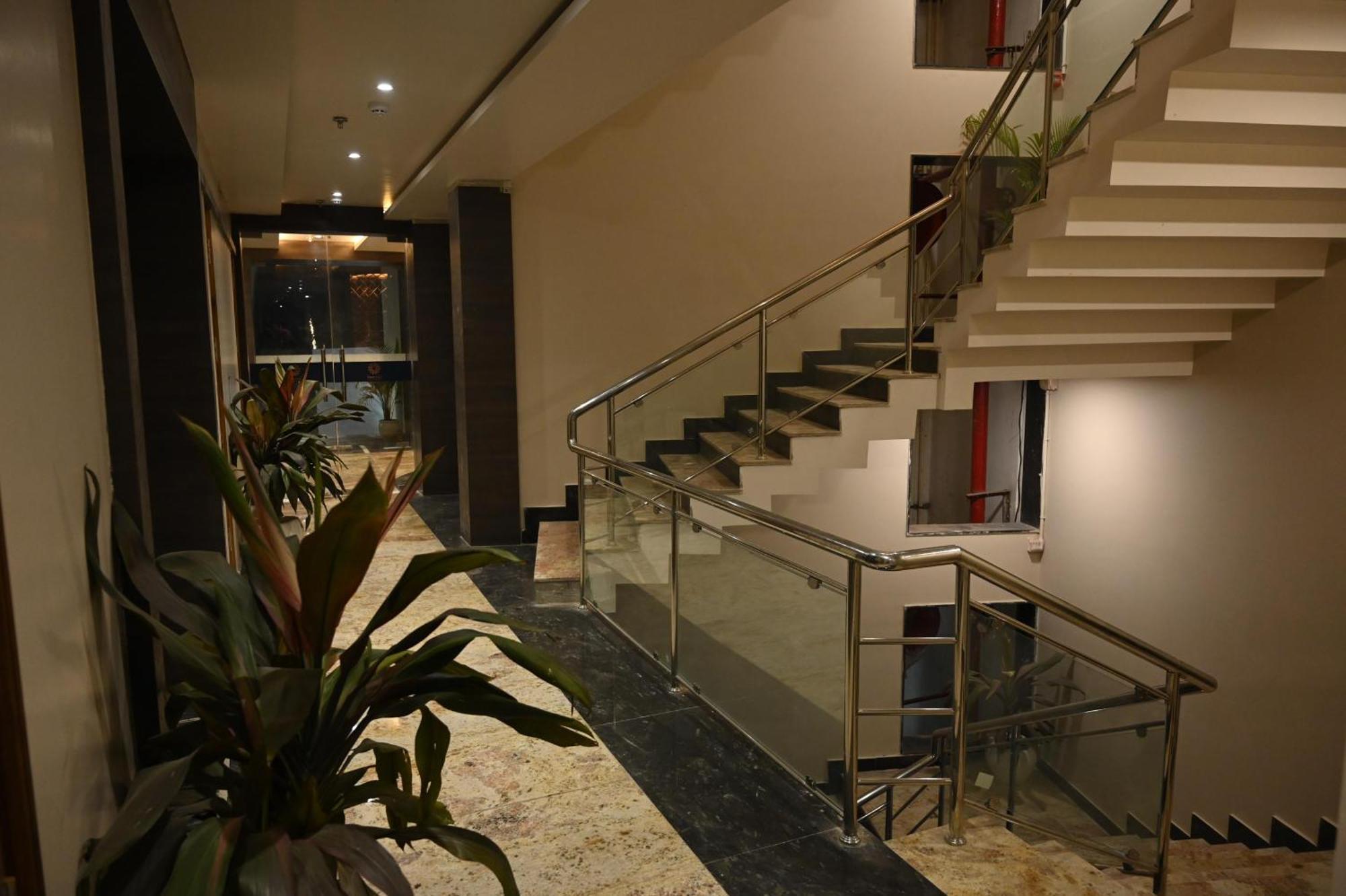 Hotel Sainik Grand 瓦拉纳西 外观 照片