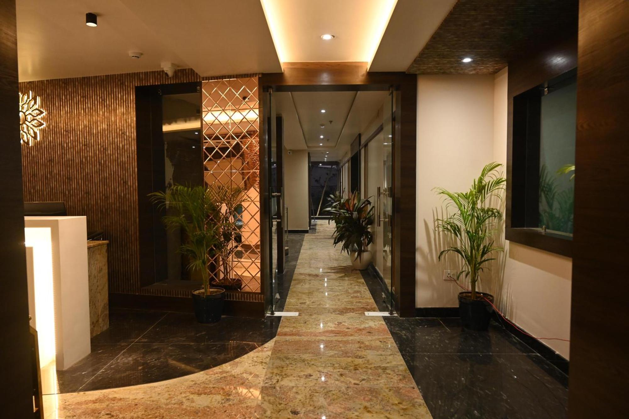Hotel Sainik Grand 瓦拉纳西 外观 照片