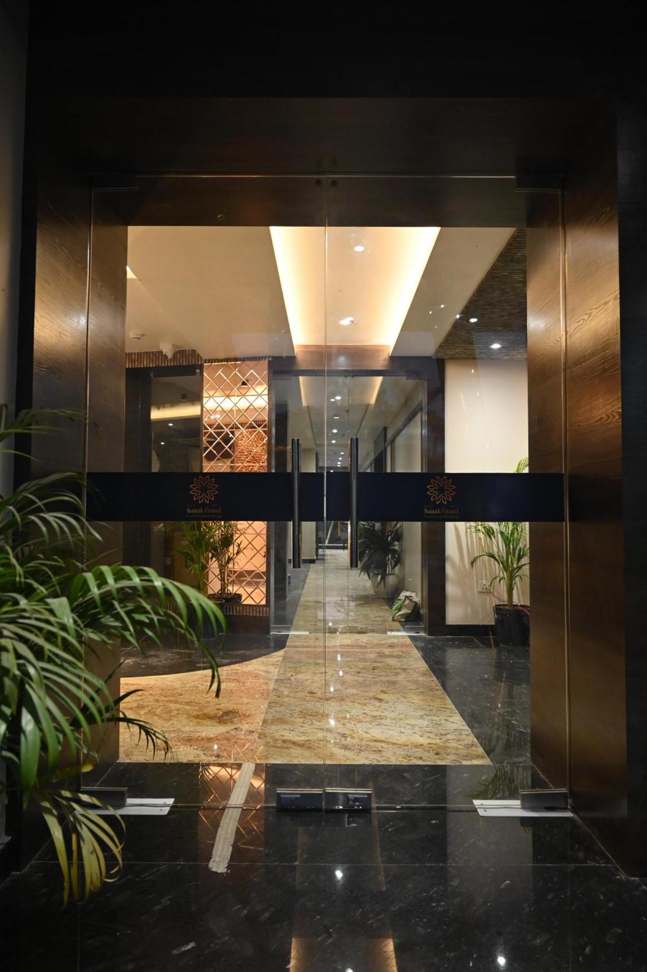Hotel Sainik Grand 瓦拉纳西 外观 照片