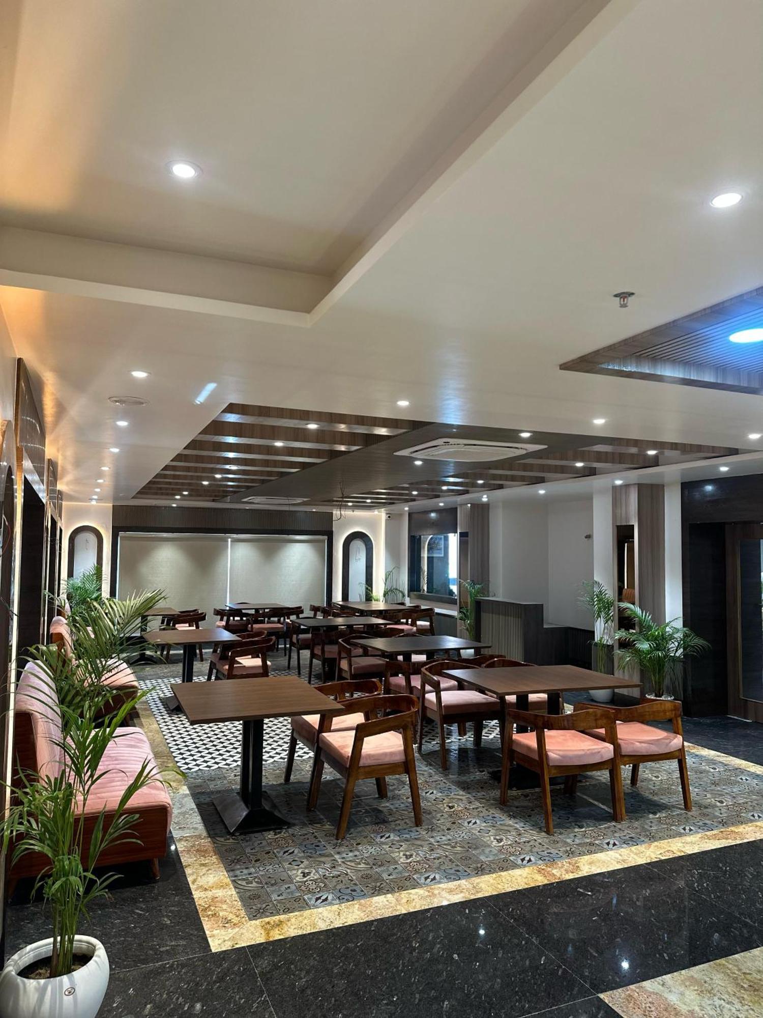 Hotel Sainik Grand 瓦拉纳西 外观 照片