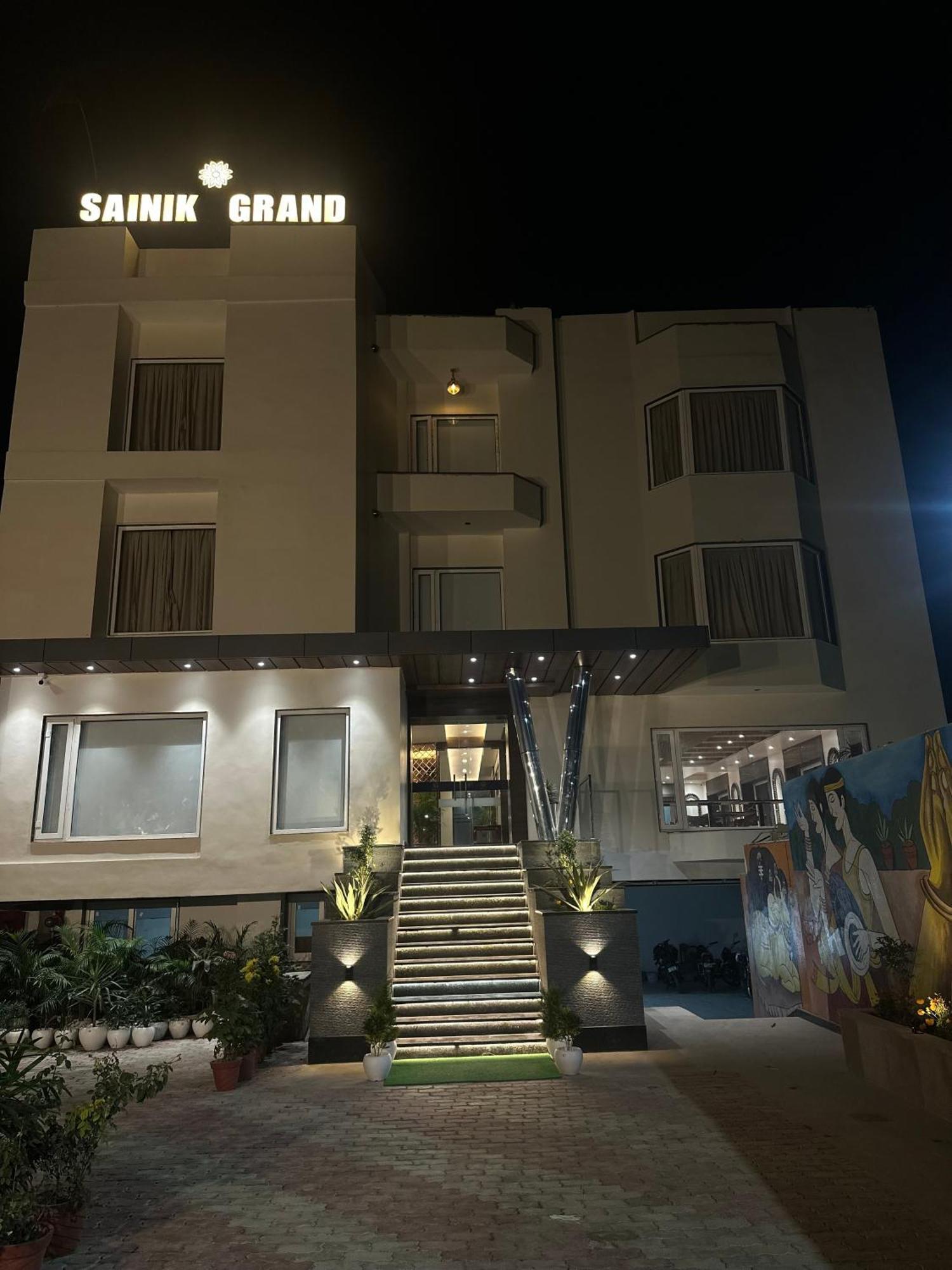 Hotel Sainik Grand 瓦拉纳西 外观 照片